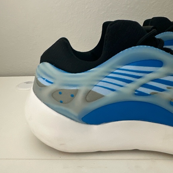 Size 9.5 - adidas Yeezy 700 V3 Arzareth - Picture 6 of 9